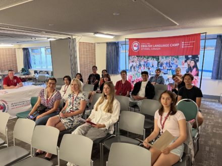 Participants du camp d’été qui travaillent sur l’amélioration en anglais