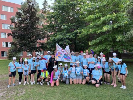 Participants du camp d’immersion anglaise qui s’amusent aux jeux olympiques