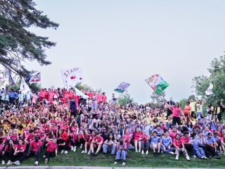 Groupe d’étudiants en activité interactive au camp linguistique anglophone à Ottawa.