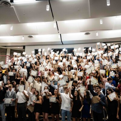 Des étudiants recevant un certificat linguistique dans un camp d'été en anglais.