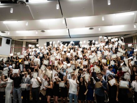 Des étudiants recevant un certificat linguistique dans un camp d'été en anglais.